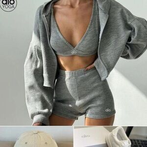 Alo Yoga Women's Gray Ribbed Lounge Set